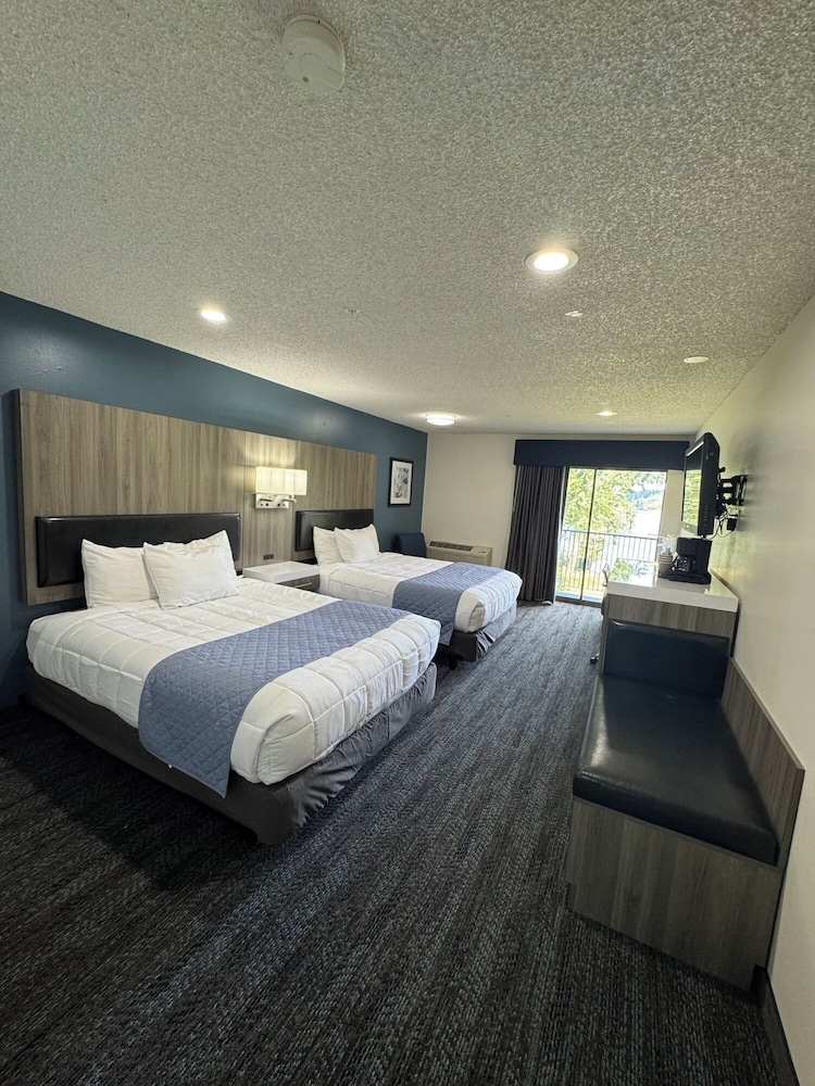 Oyster Bay Inn & Suites 30/70