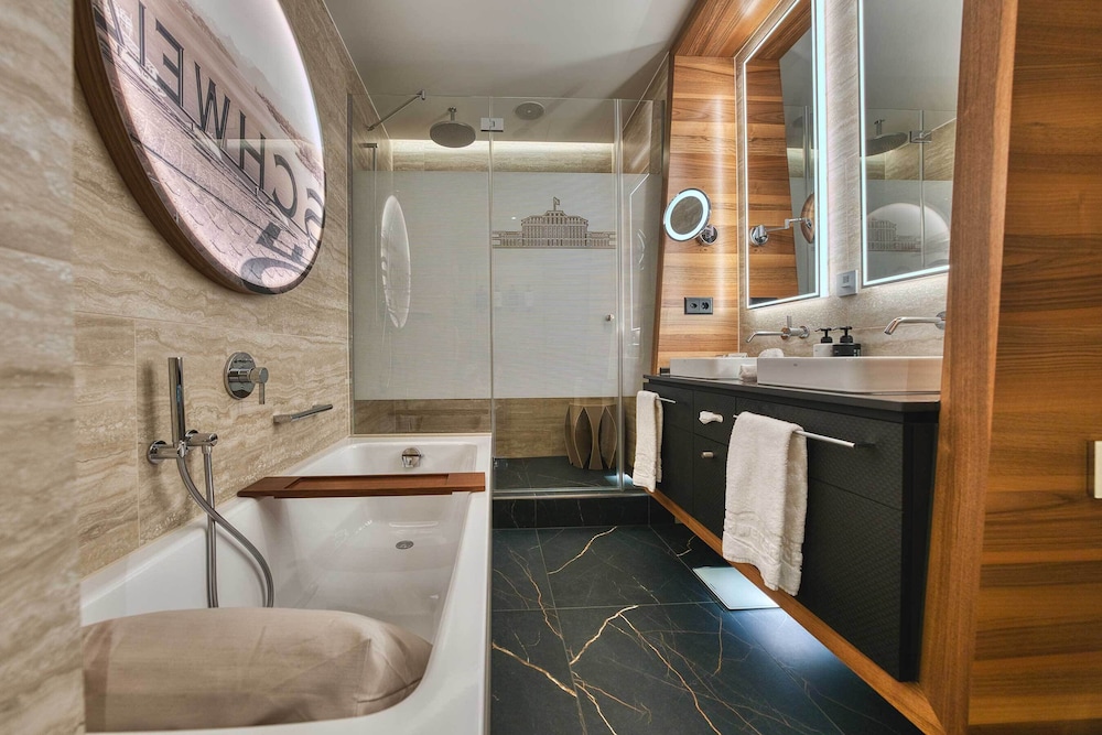 Lucerne, Luxury, Suite, King Bed، Schweizerhof 6/8