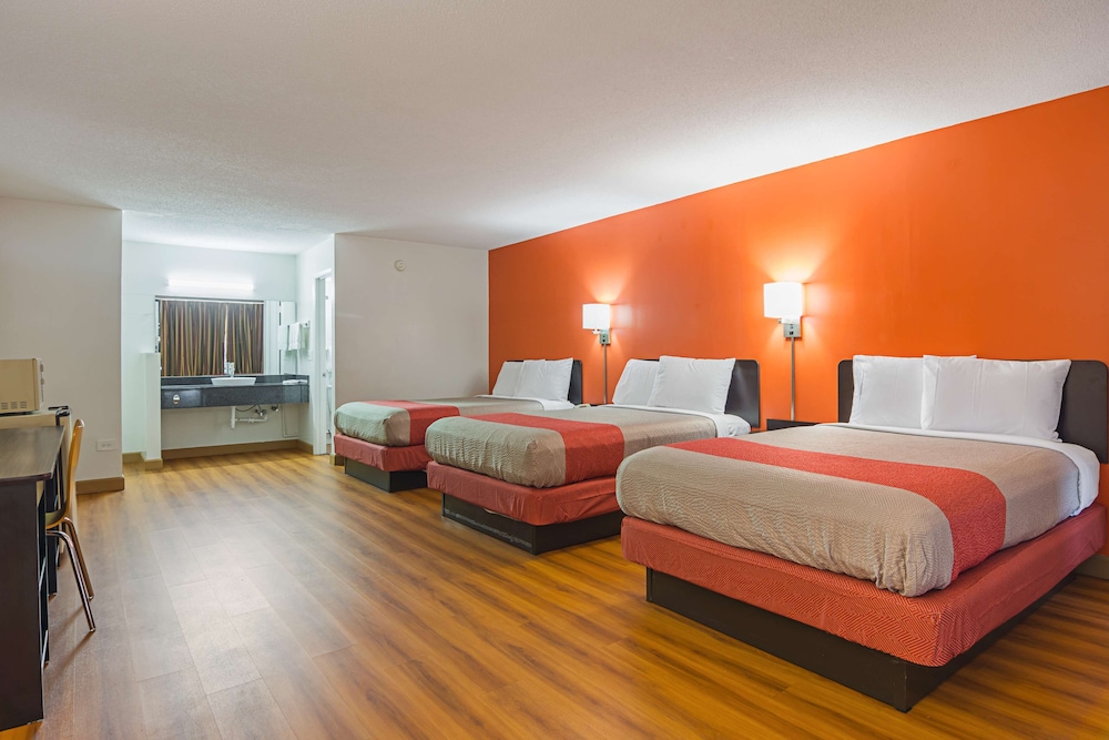 3 Full Beds - Non-Smoking, Micfridge