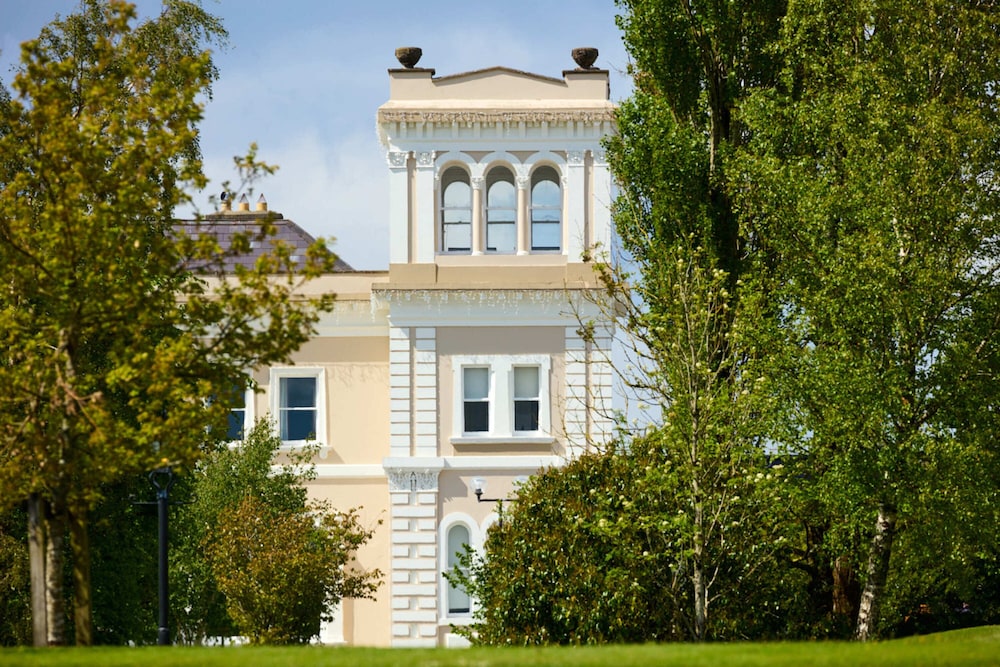 MANOR HOUSE COUNTRY HOTEL 54/56