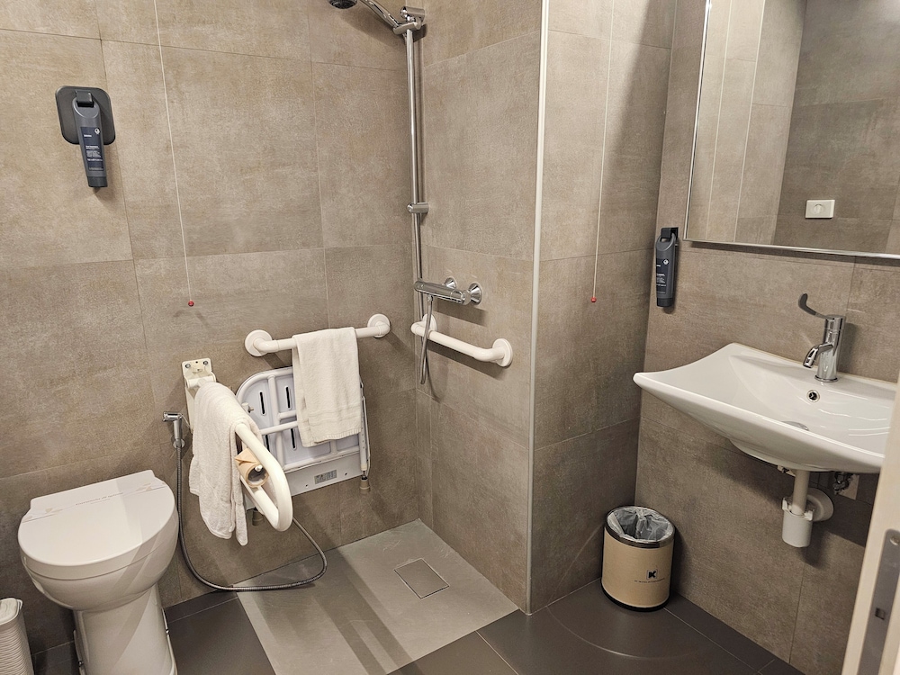 DC Hotel International 63/64