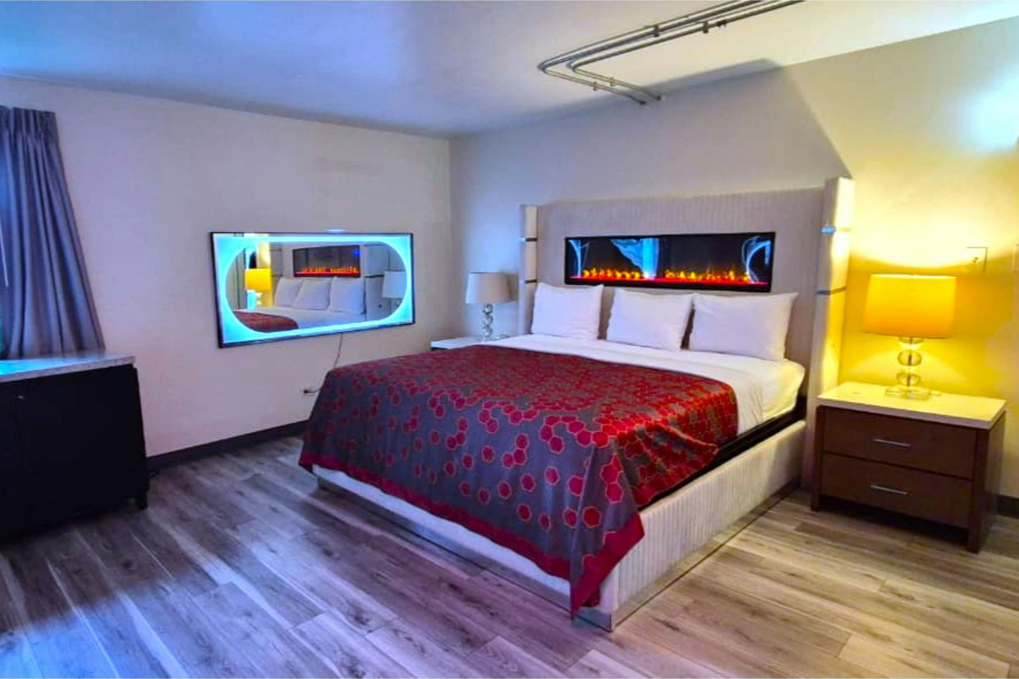 SUITE, KING BED, HOT TUB