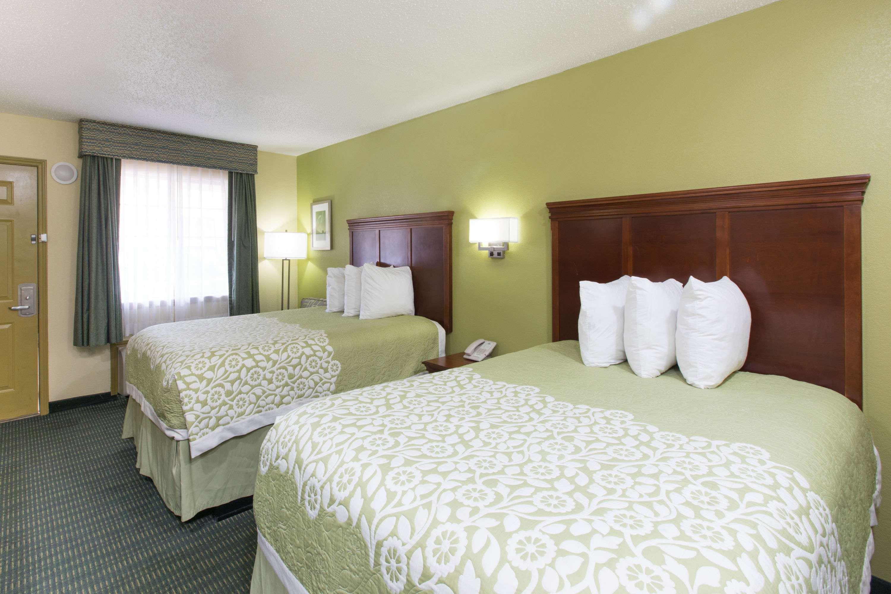 Days Inn & Suites by Wyndham Big Spring 14/28