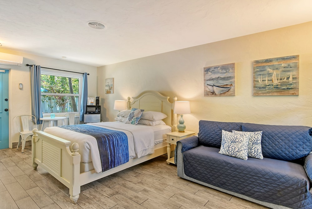 SUITE, QUEEN BED, SOFA
