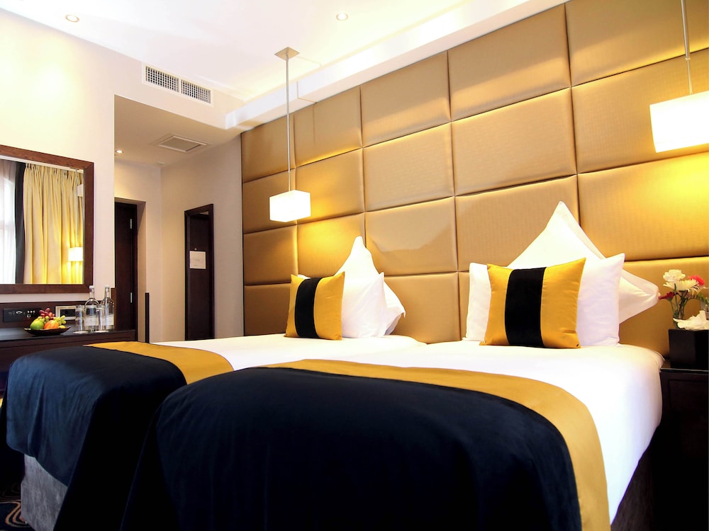CLUB, TWIN BEDS