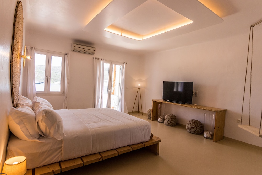 SALT SUITES & EXECUTIVE ROOMS 14/56