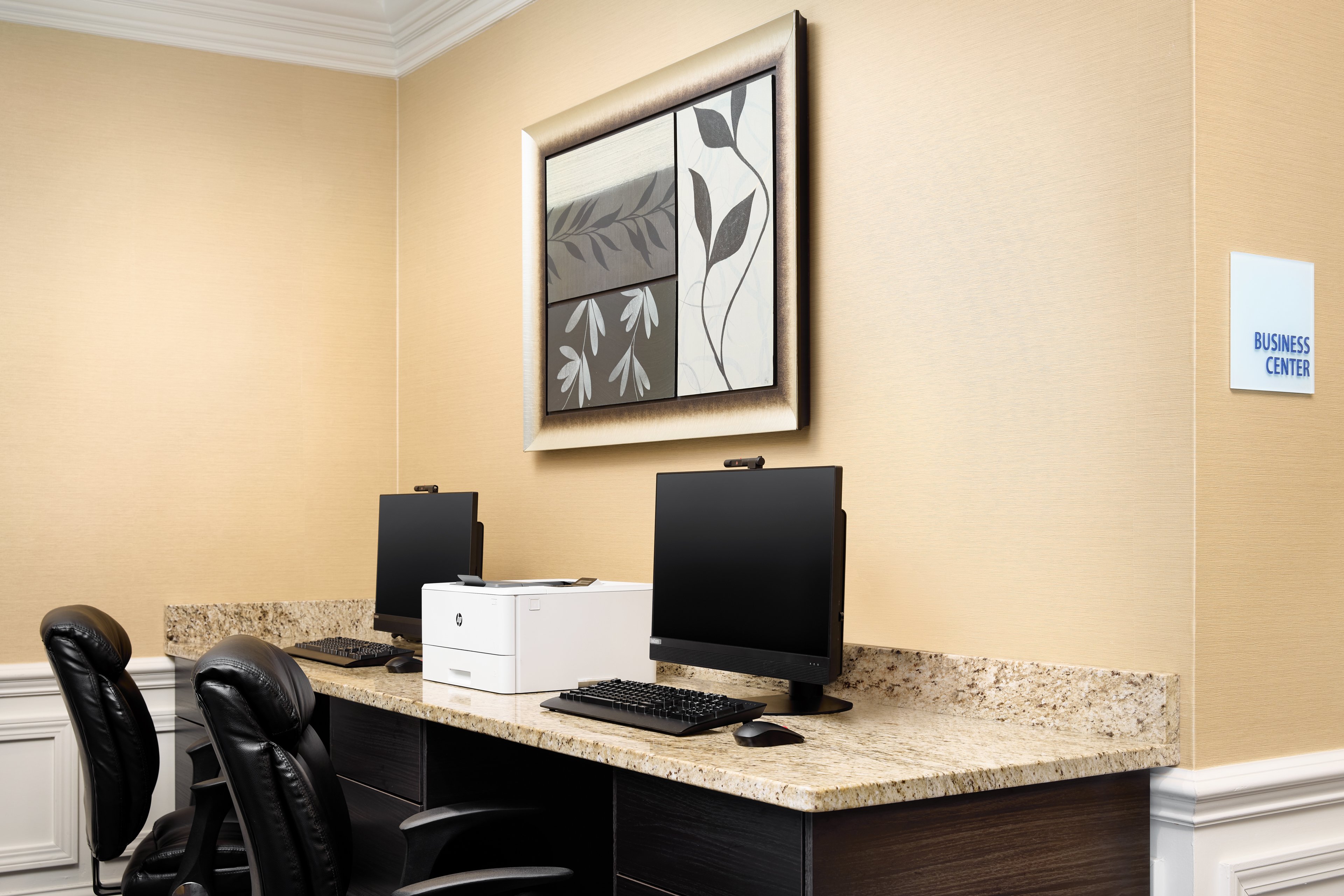 Holiday Inn Express & Suites Alpharetta - Windward Parkway 27/33