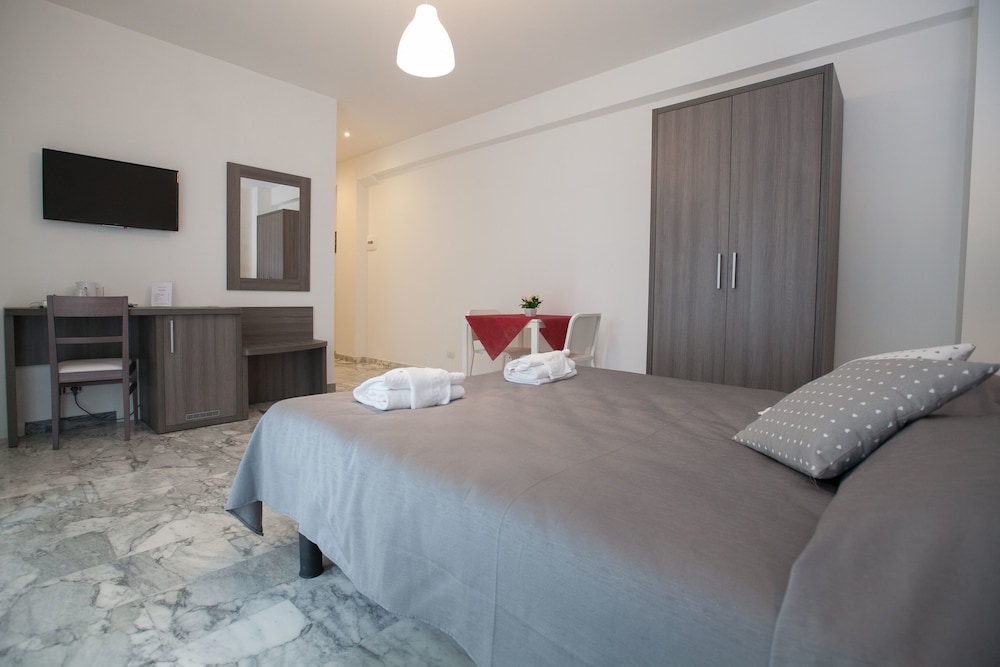 ROOM, TRIPLE