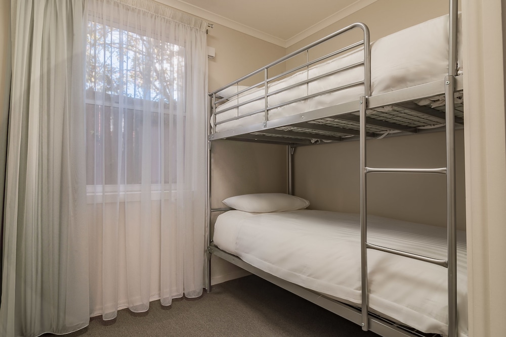 Argosy Motor Inn 33/42