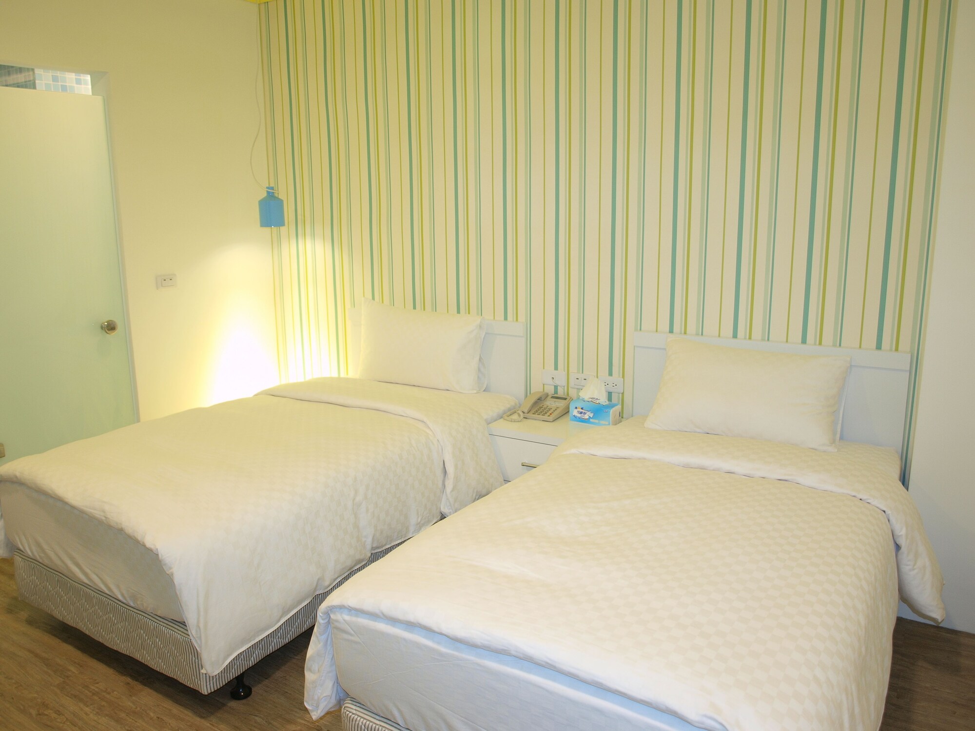 ROOM, TWIN BEDS