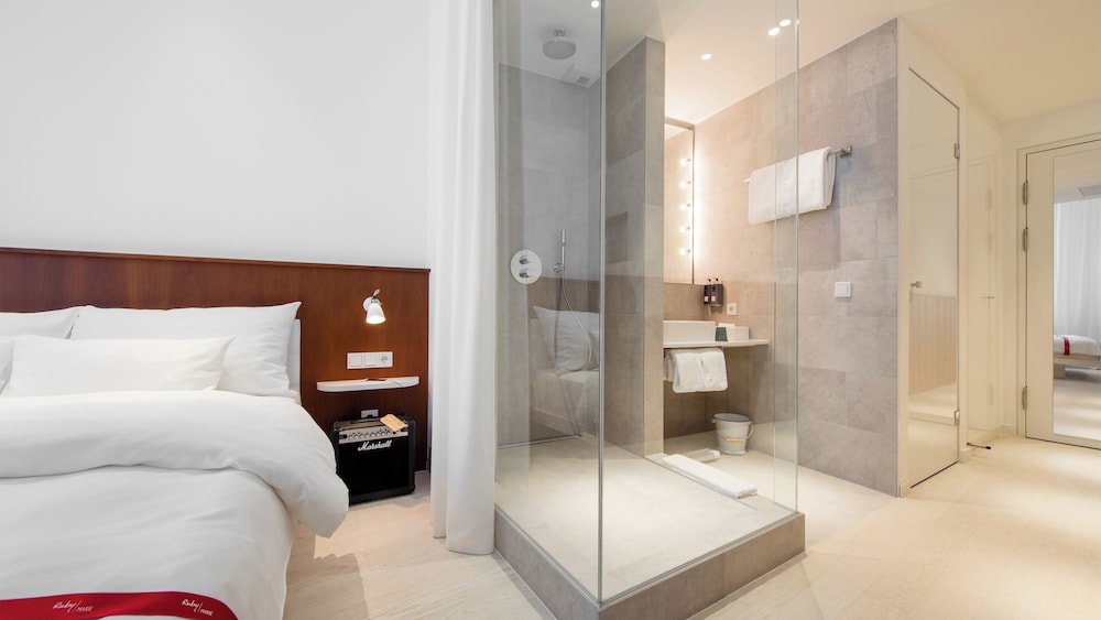 Lovely, Queen Bed