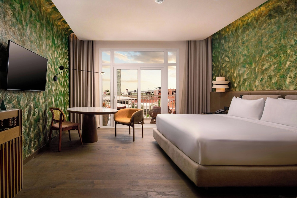 Tower, Club, King Bed, Pool View
