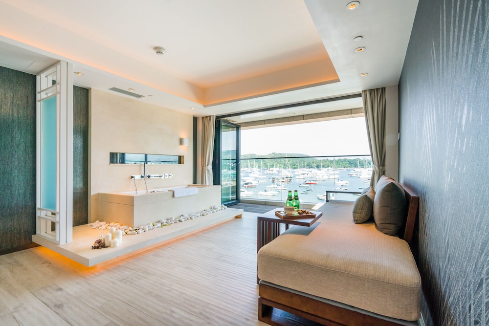 The Pier Hotel 24/69