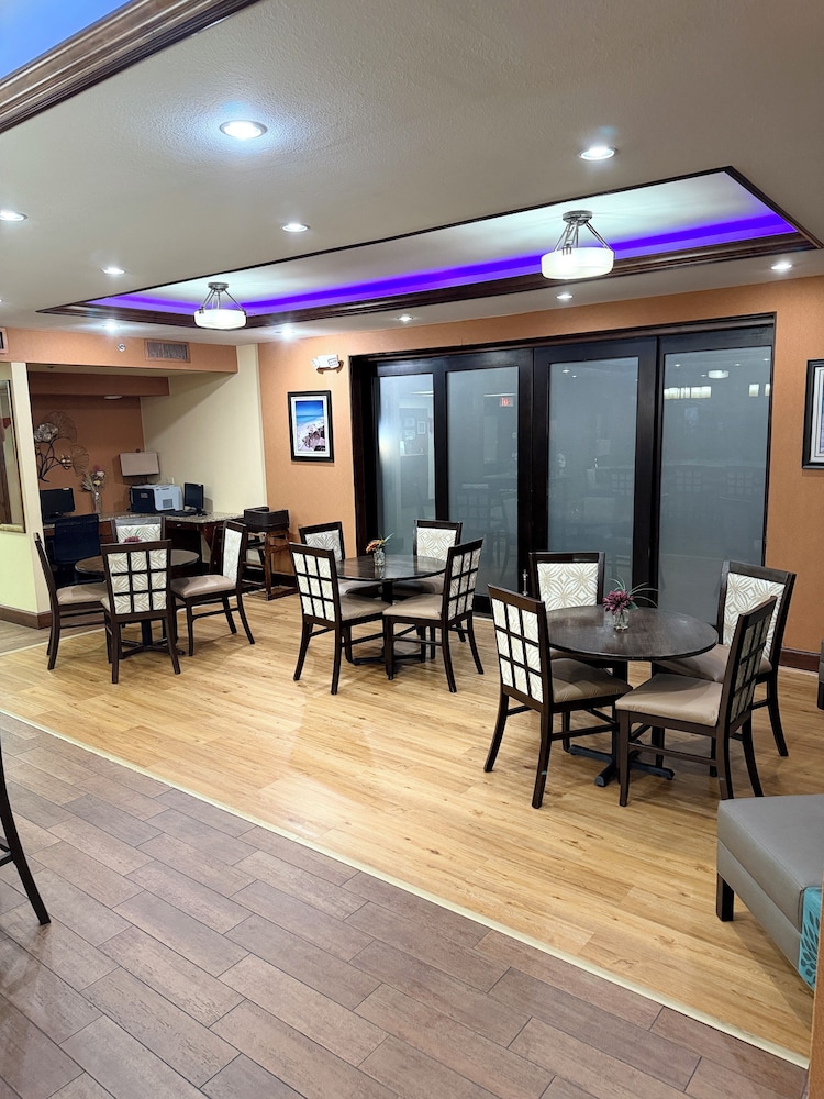 Home Town Inn And Suites 32/47