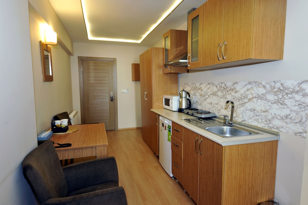 Aiza Suites 35/53