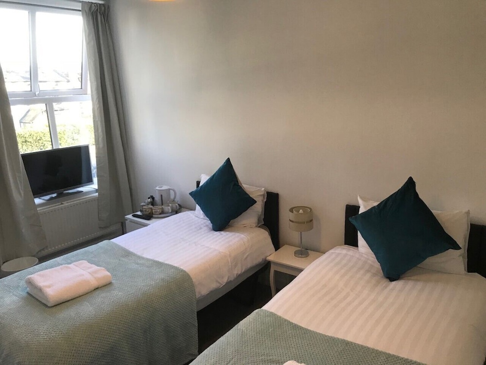 ROOM, TWIN BEDS