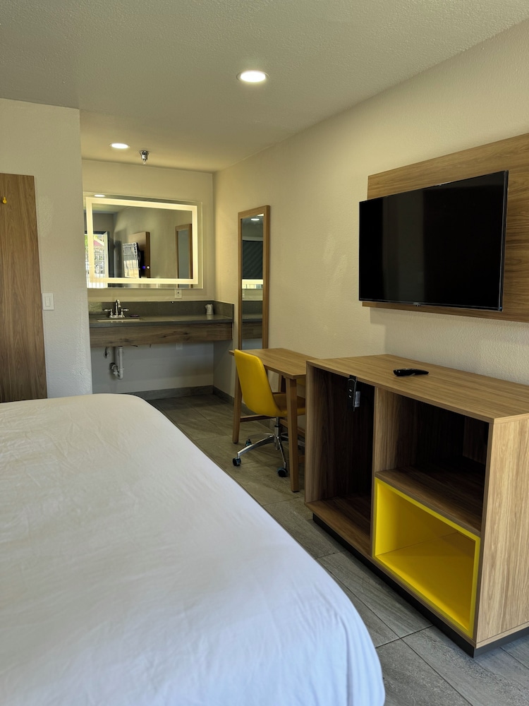 Days Inn By Wyndham Bakersfield Ca 22/55