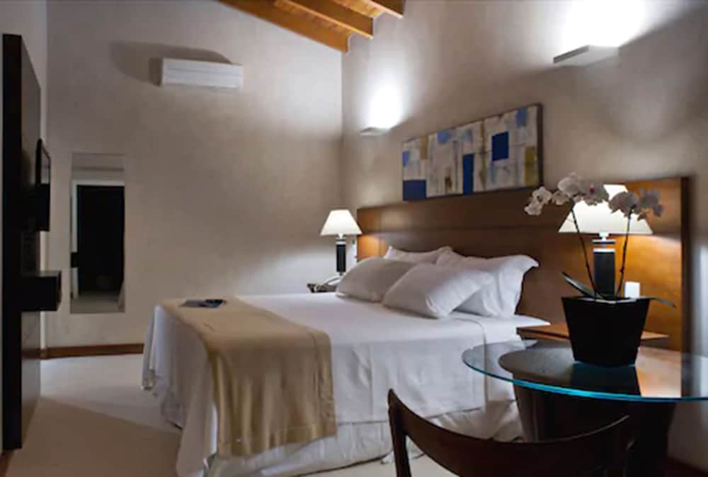 Abayomi Hotel 8/48