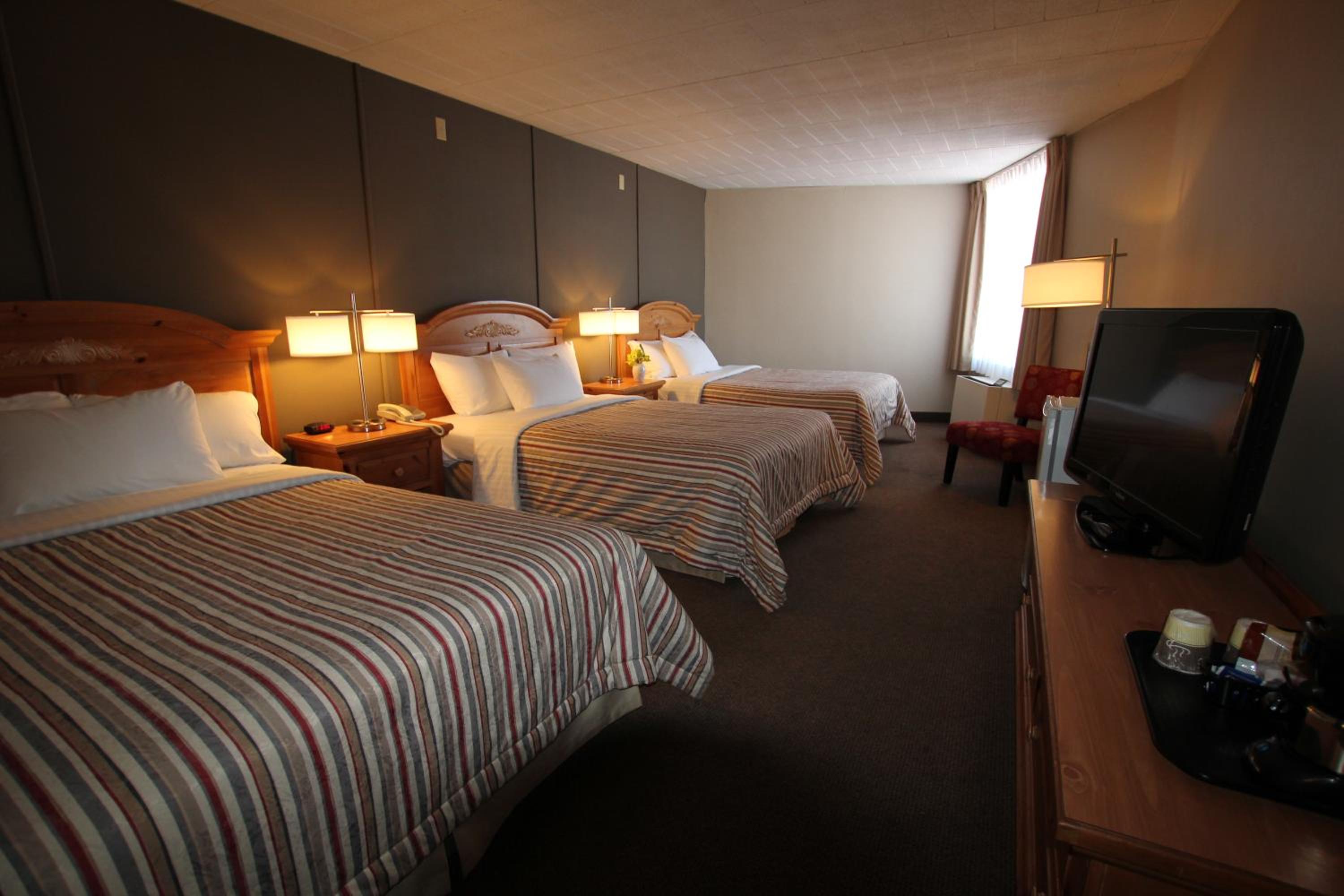غرفة قياسية ثلاثية بسرير مزدوج، Confederation Place Hotel 2/7