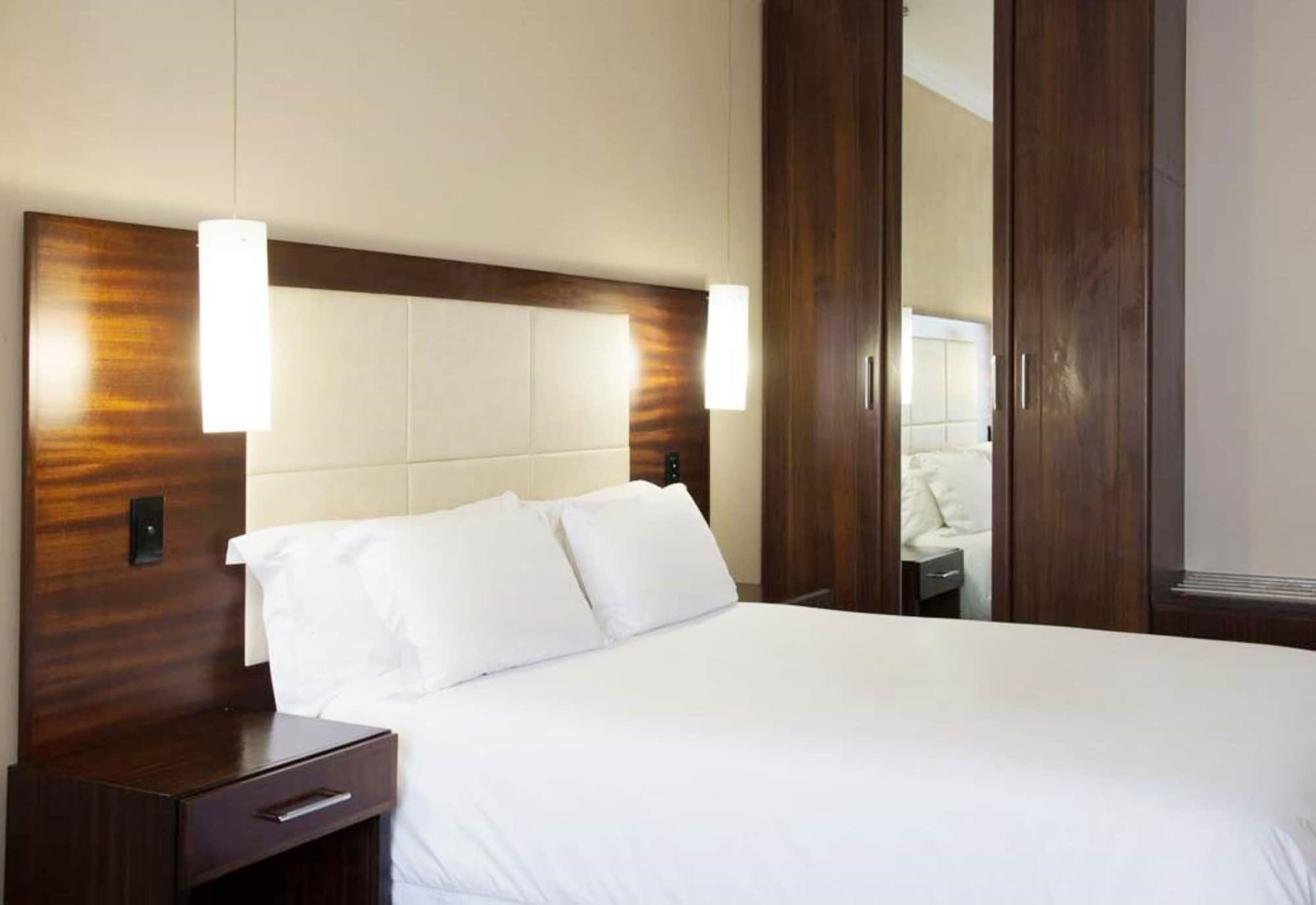 EXECUTIVE, QUEEN BED