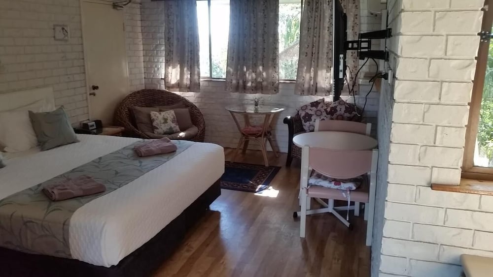 Holland Park Motel 6/33