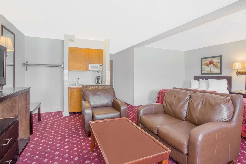 Days Inn by Wyndham Lake Village 27/43