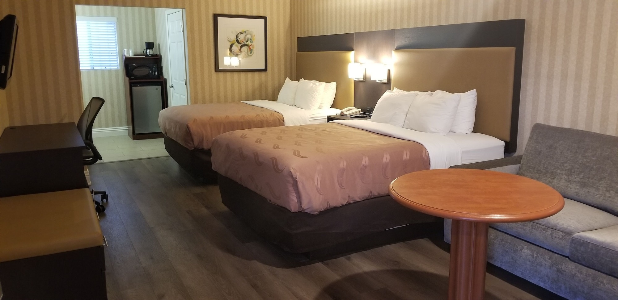 جناح بسريرين كوين مع أريكة، Quality Inn Suites Anaheim Maingate 3/3
