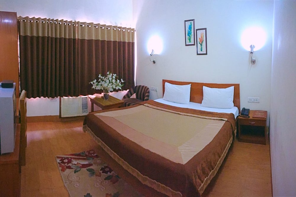 AIRPORT HOTEL. 11/56