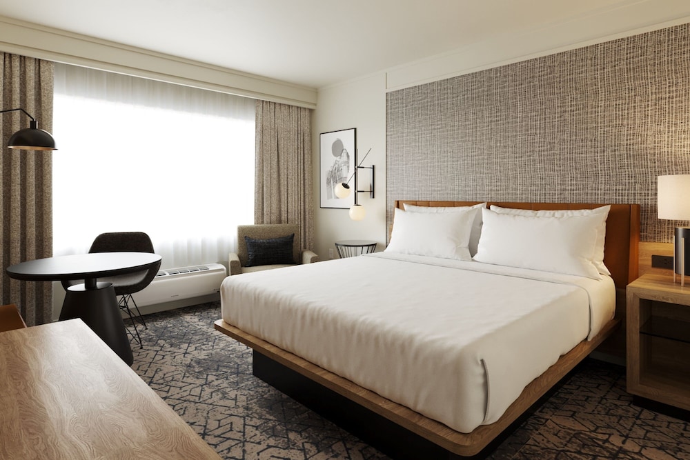 غرفة كلوب بسرير كينج، Sheraton Augusta Hotel 2/5