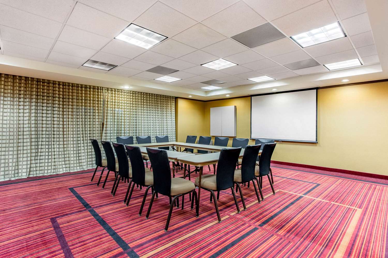 La Quinta Inn & Suites by Wyndham Raleigh/Durham Southpoint 28/38