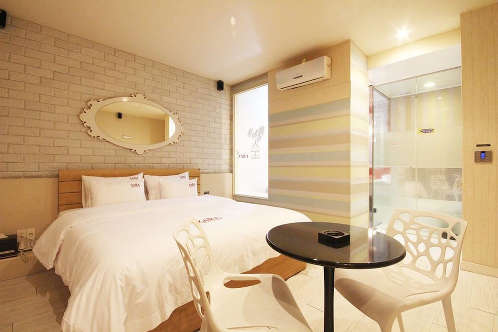 Zara Motel 42/68