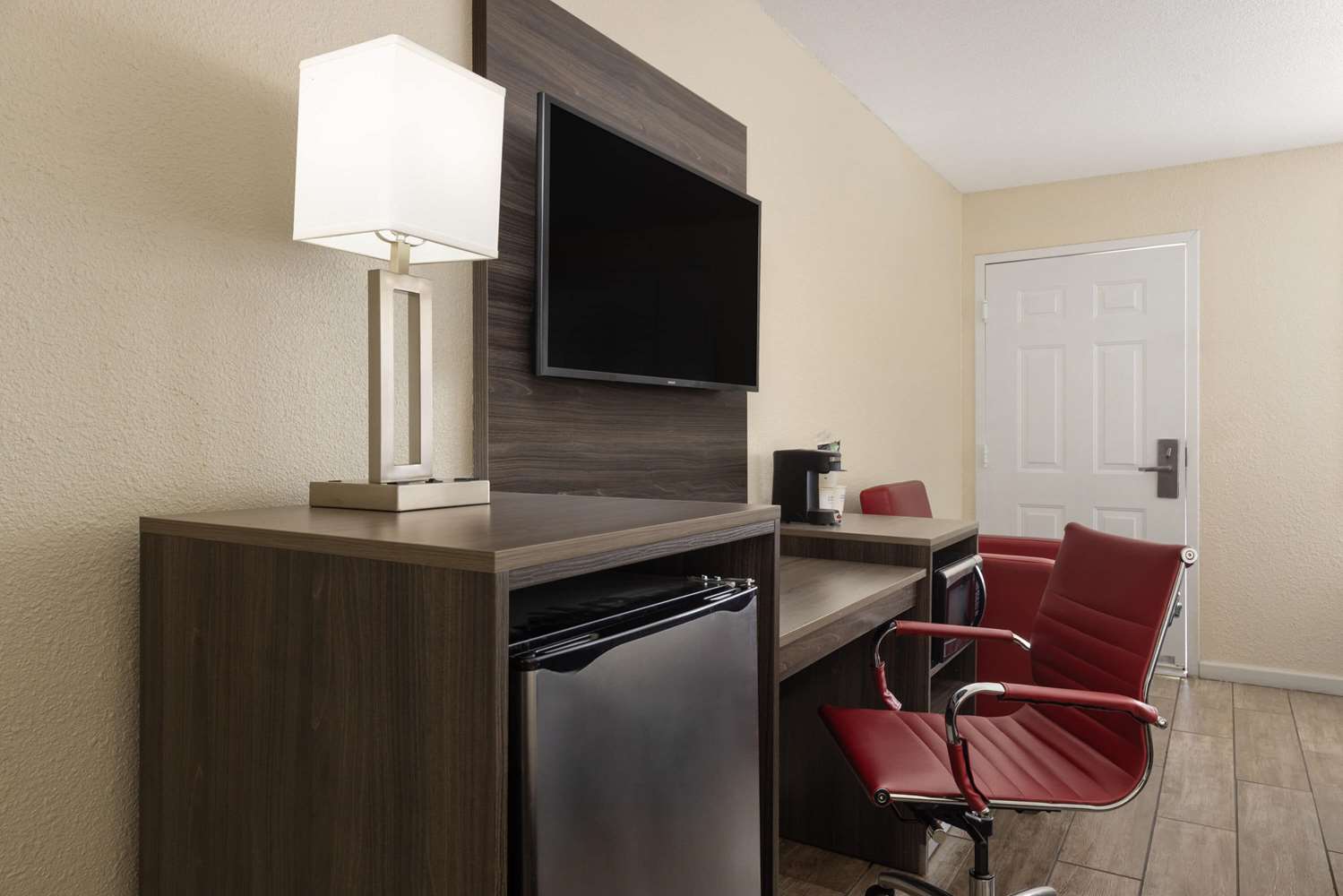 Ramada By Wyndham Kingman 24/52
