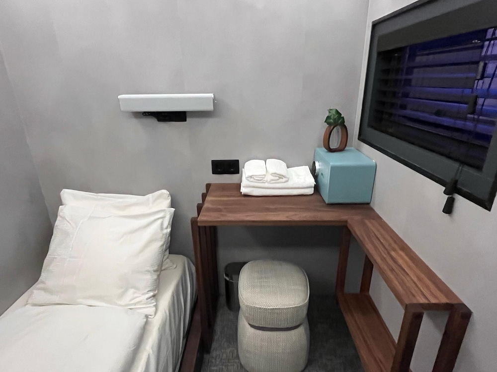 The Hyve Capsule hostel Amsterdam 11/24