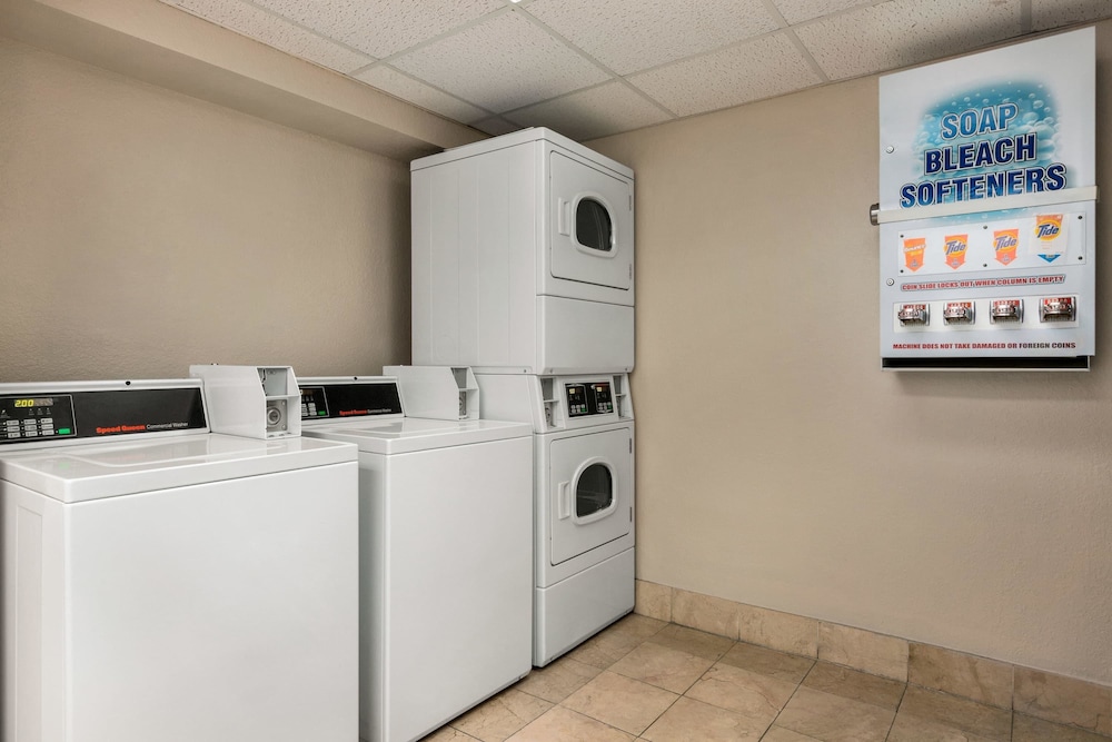 Ramada by Wyndham Sarasota Waterfront 27/71