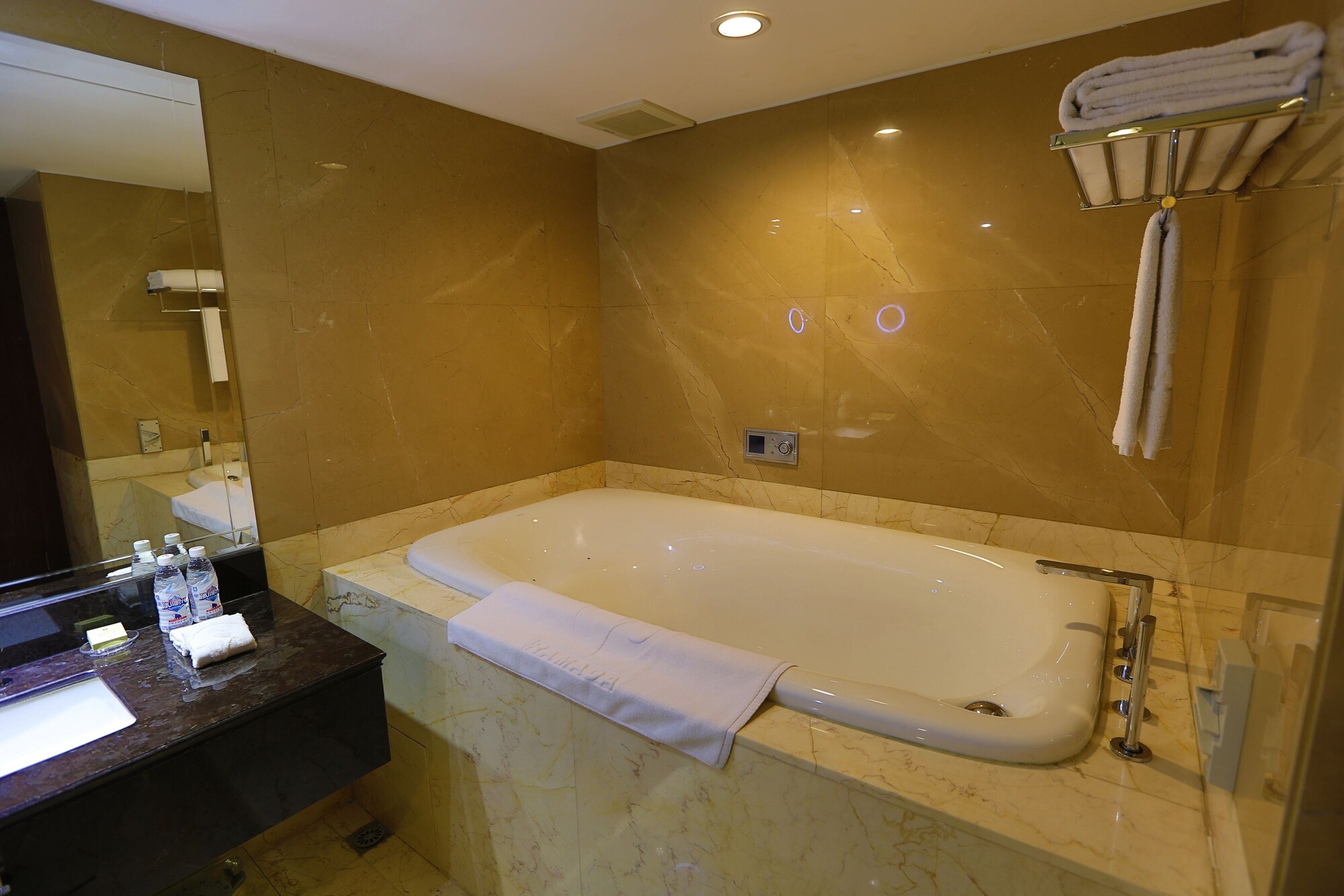 غرفة تنفيذية بسريرين منفصلين، Ramada by Wyndham Chengdu North 3/4