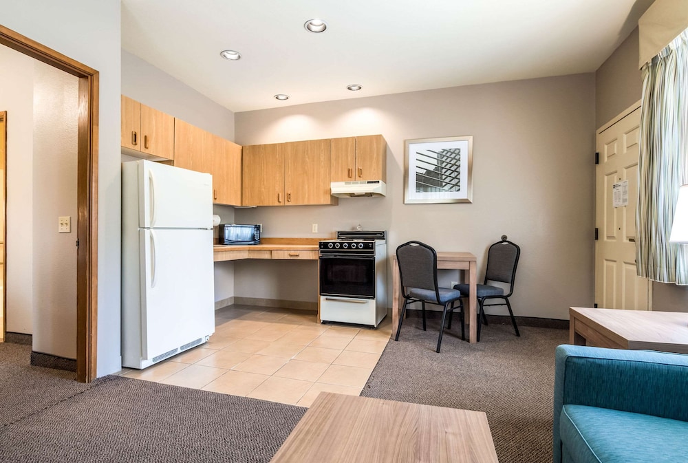 Quality Inn & Suites Bainbridge Island 33/62