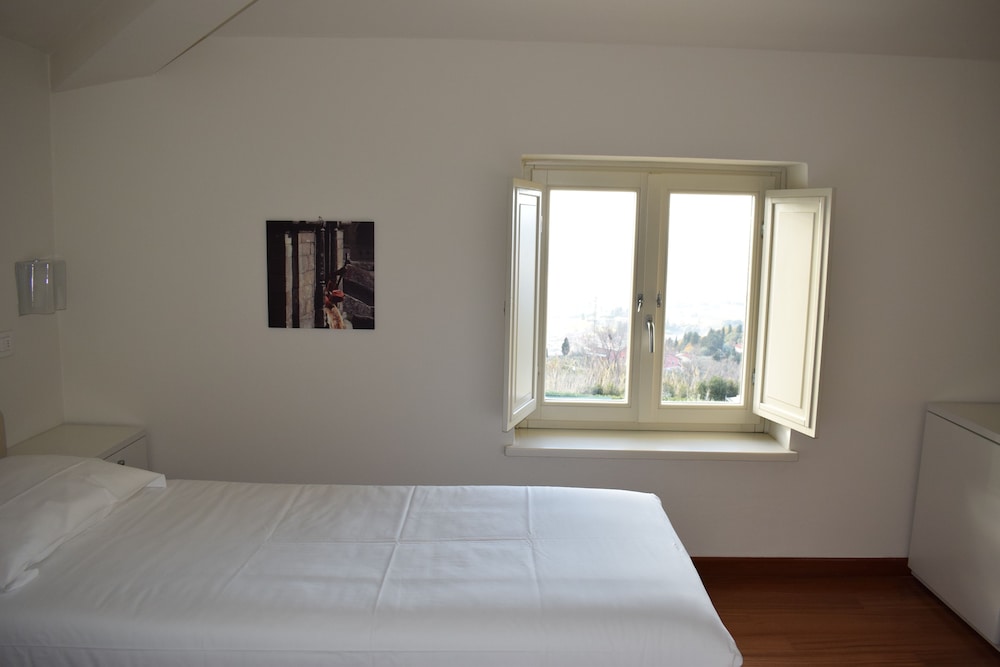 ALBERGO LA CASTELLANA 3/26