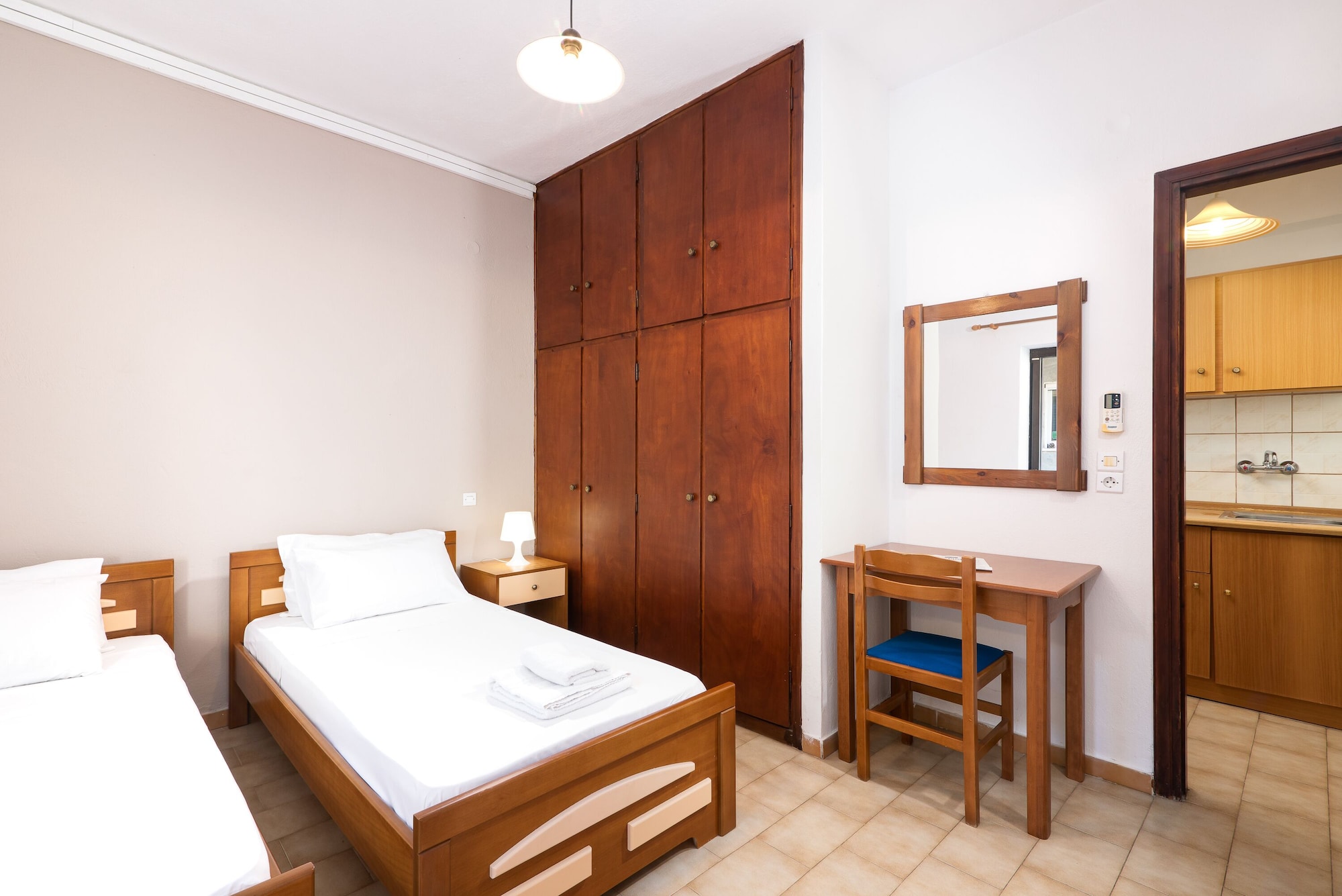 STUDIO, TWIN BEDS