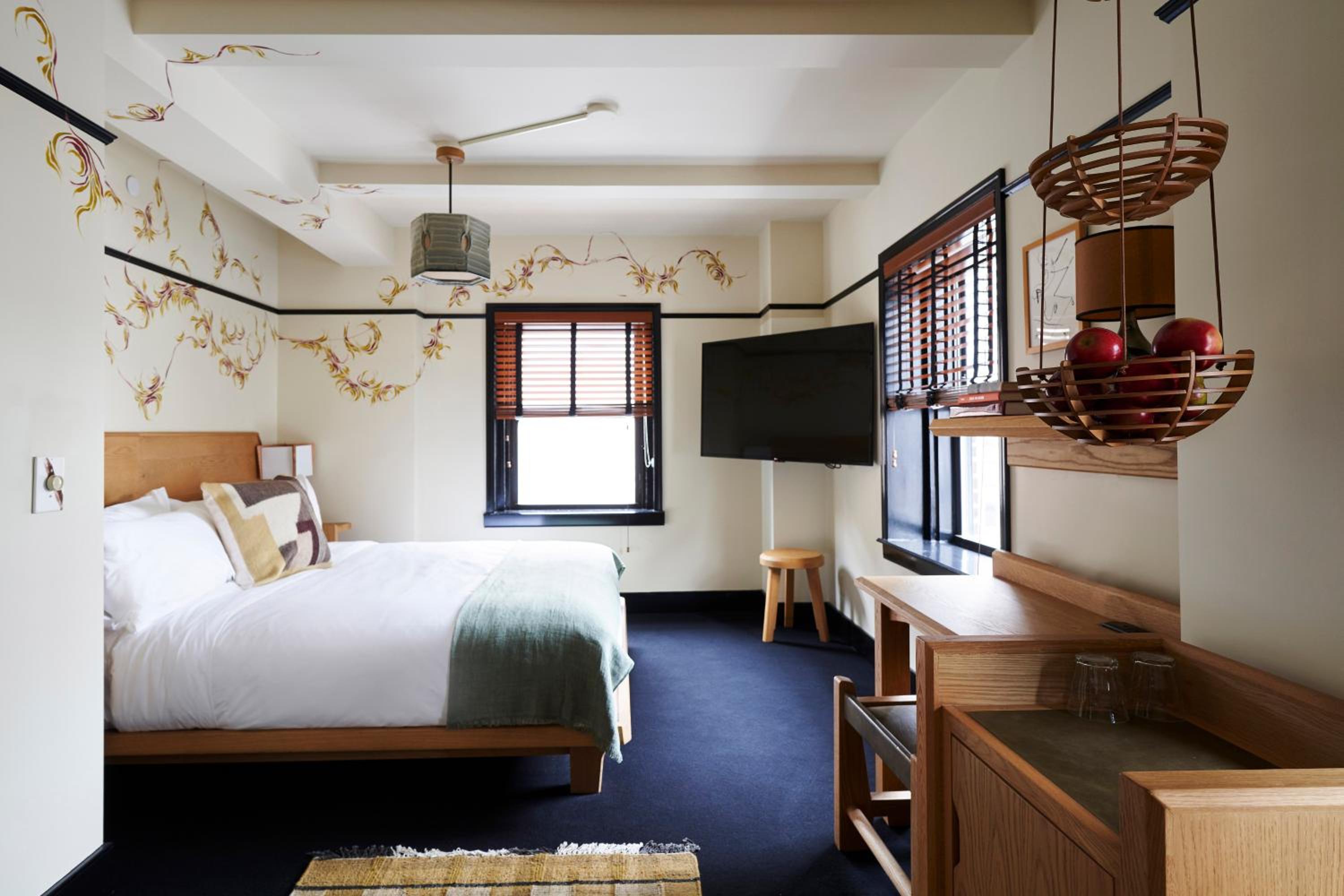 Deluxe, King Bed, Freehand New York 5/6