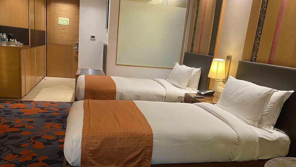 Holiday Inn New Delhi Mayur Vihar Noida 24/74