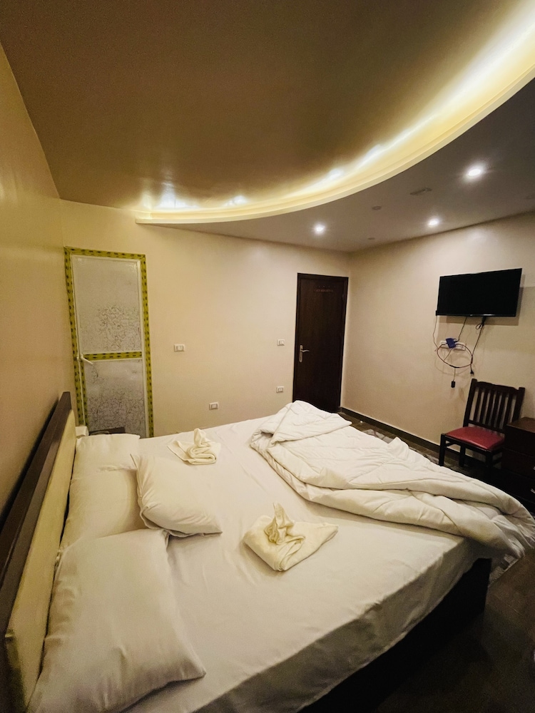 Three Giza Pyramids Inn 47/65
