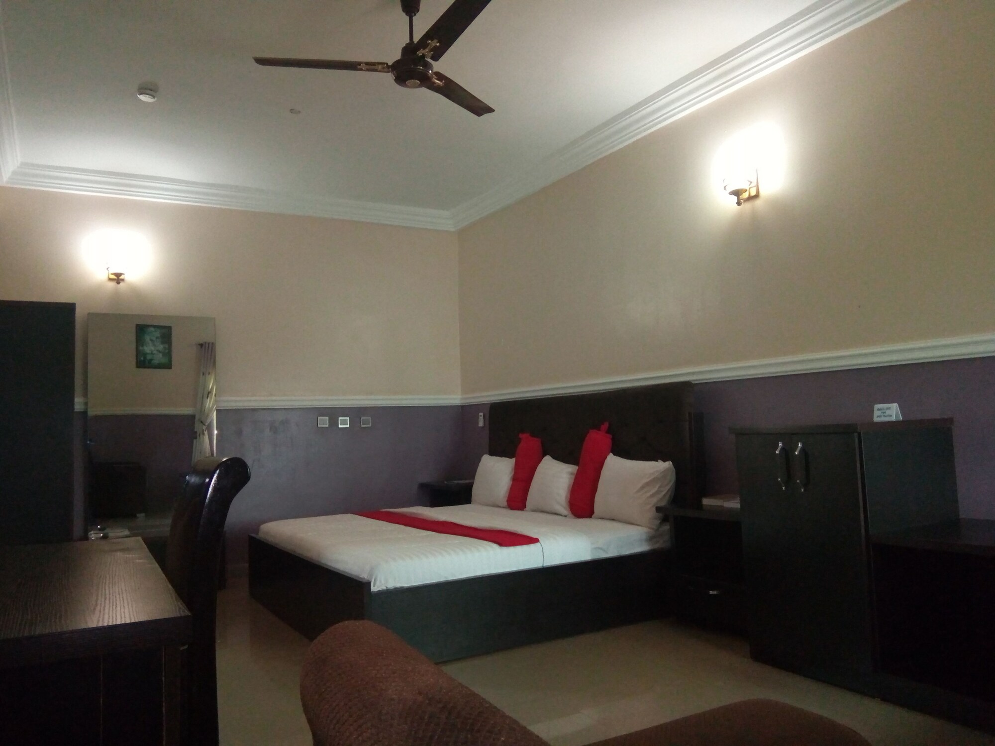 Royal, Queen Bed