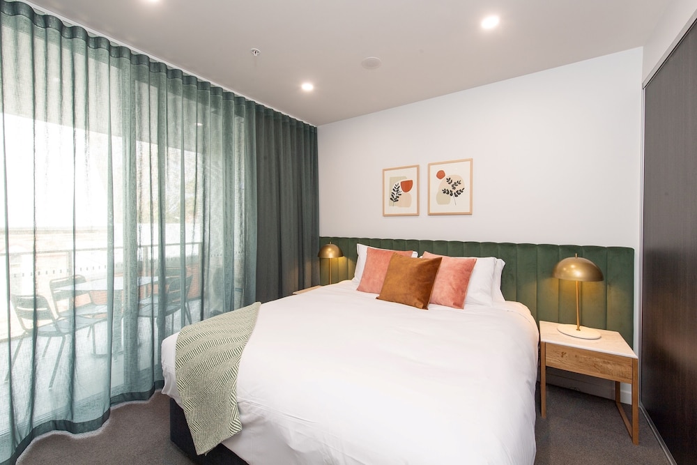 2 BEDROOMS, DELUXE, APARTMENT