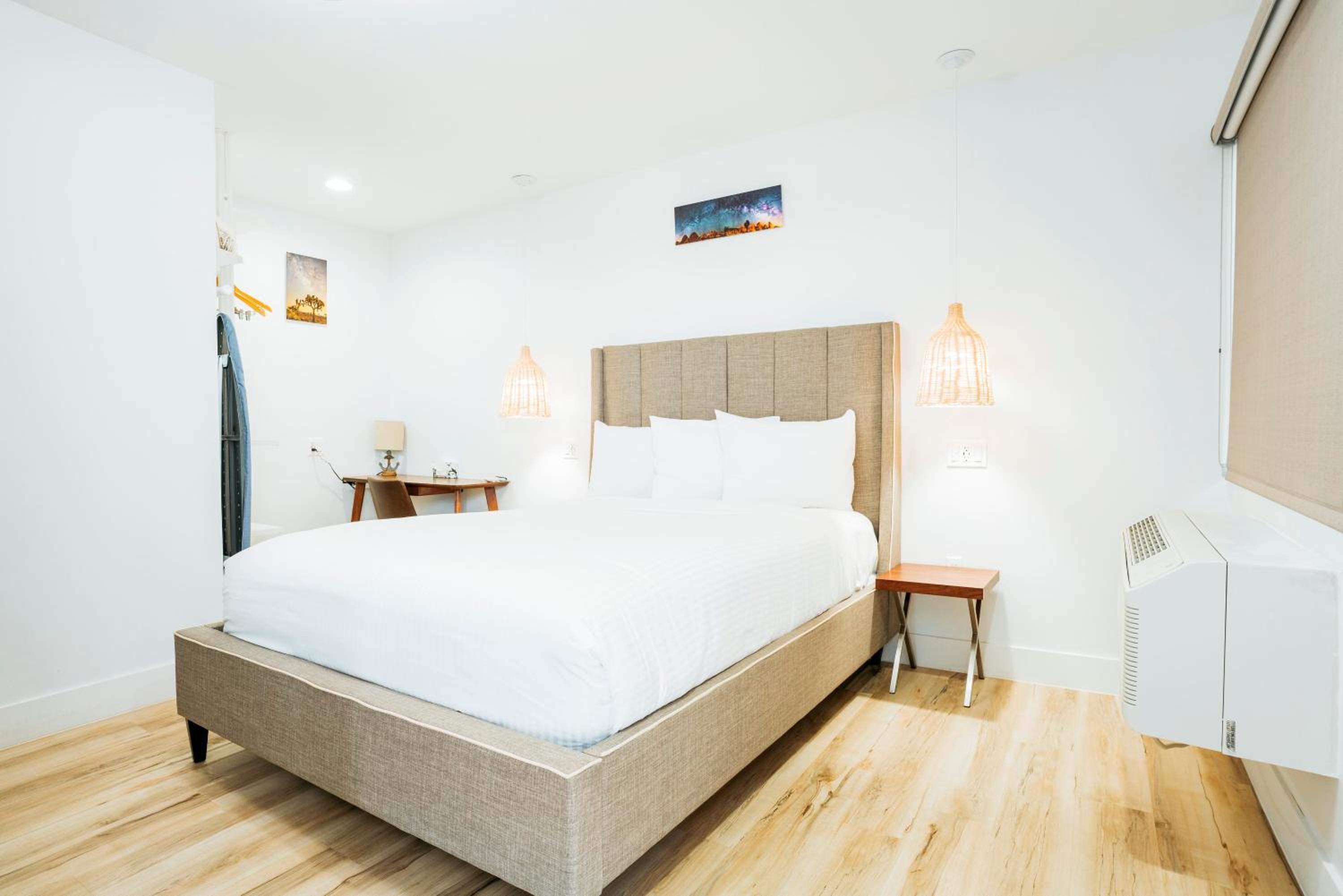 Standard, Queen Bed
