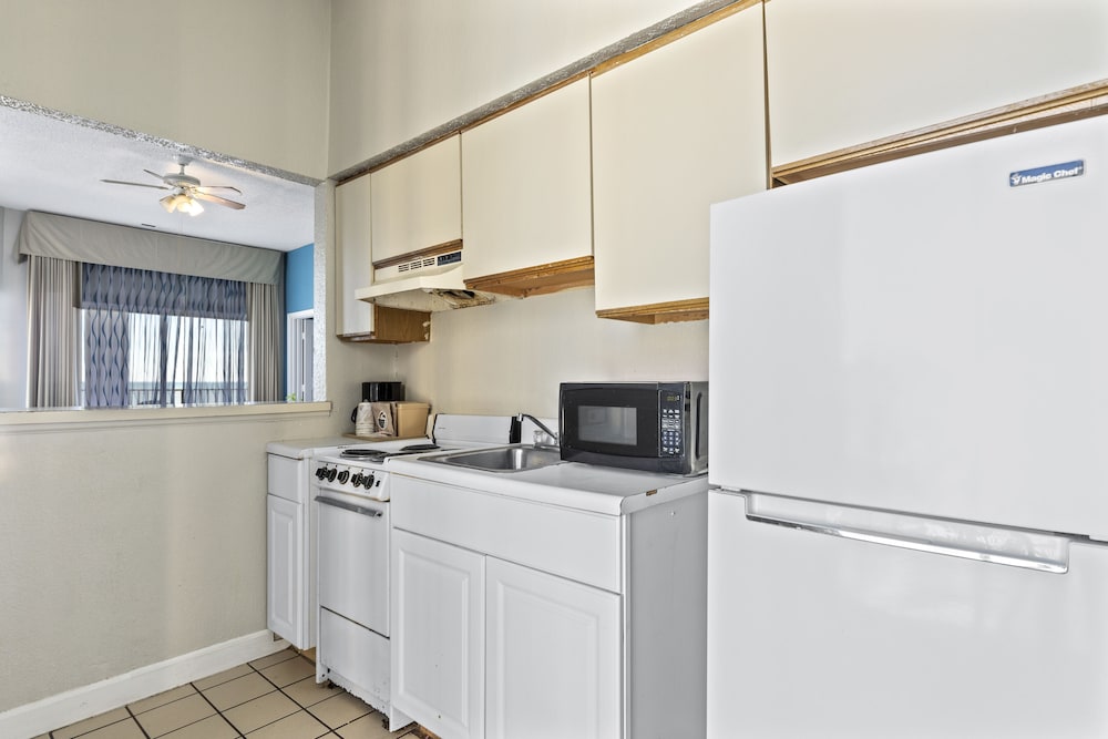 Ocean Crest Inn and Suites 10/51