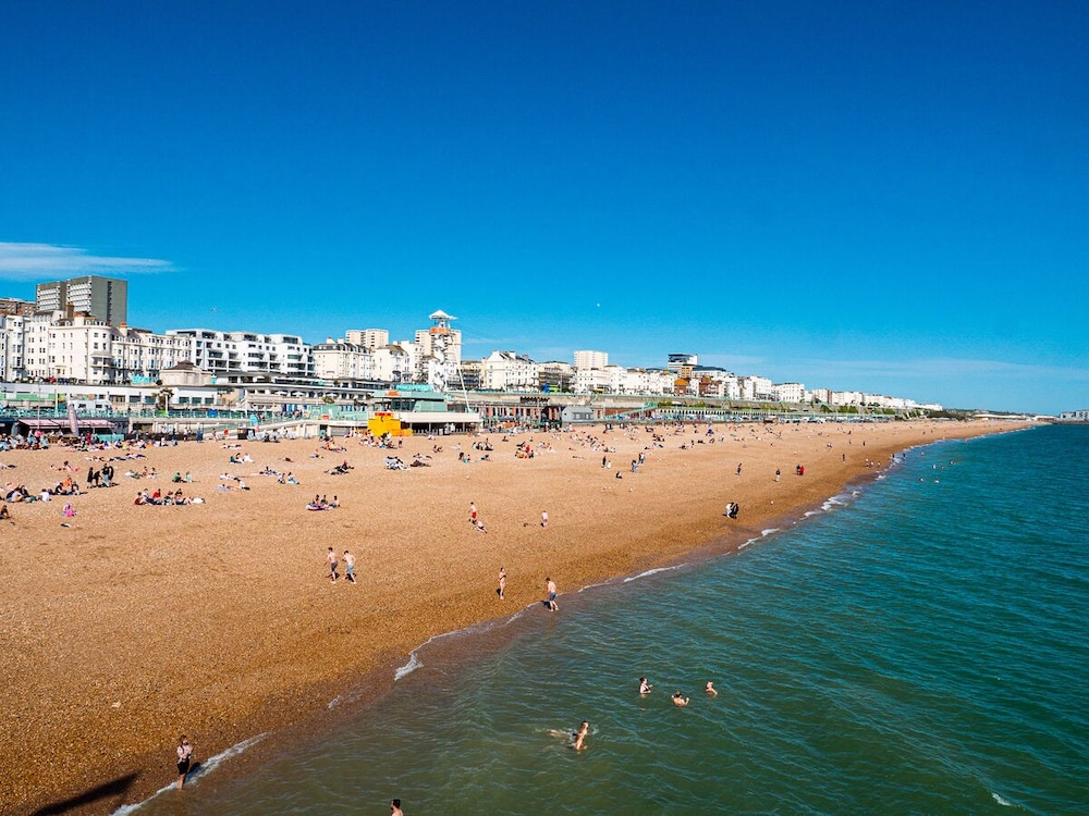 a&o Brighton Beach 30/40