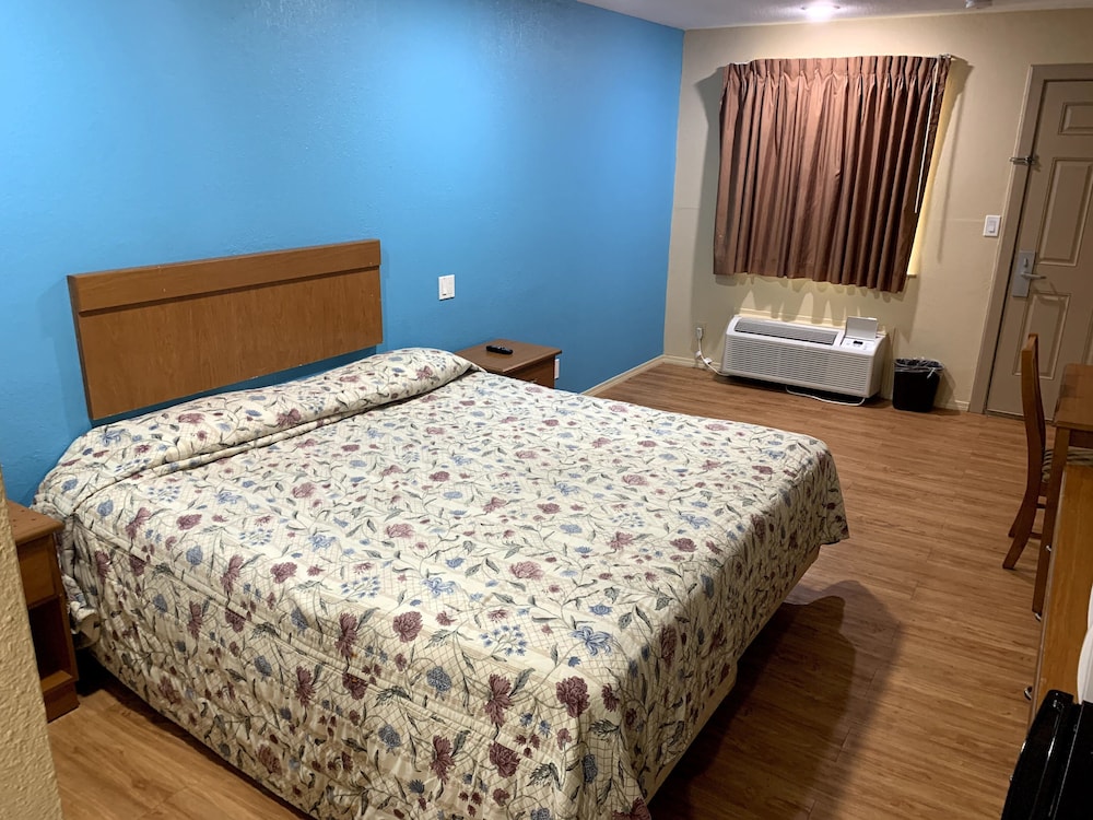 OYO Blue Star Inn 33/65