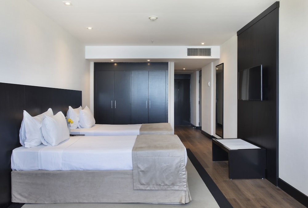 LUXURY, TWIN BEDS