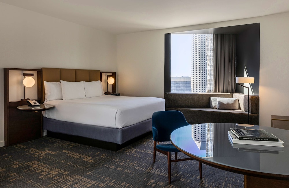 DELUXE, KING BED