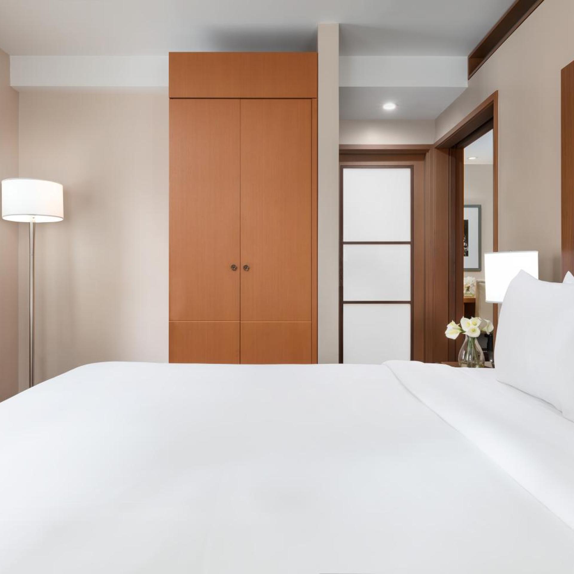 جناح، Hotel 57 3/5